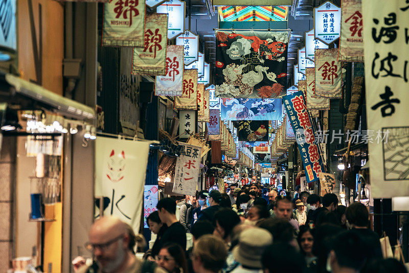 新冠肺炎疫情结束后，京都西木市场挤满了来自世界各地的游客，人们开始恢复到疫情前的生活方式。