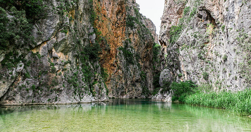 安塔利亚卡普兹峡谷鸟瞰图，美丽的峡谷，清澈的水，从空中俯瞰安塔利亚，土耳其著名的旅游胜地，空中自然和水景