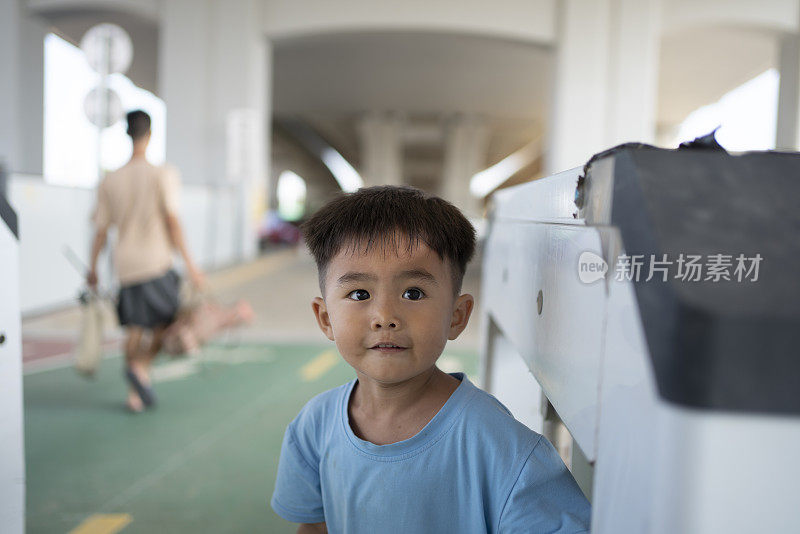 亚洲小男孩在桥上快乐地玩耍