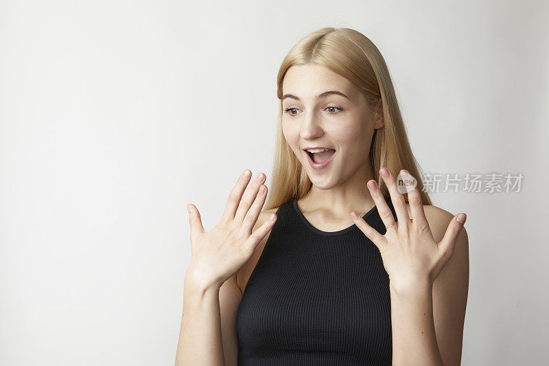 金发女孩在白底上做手势