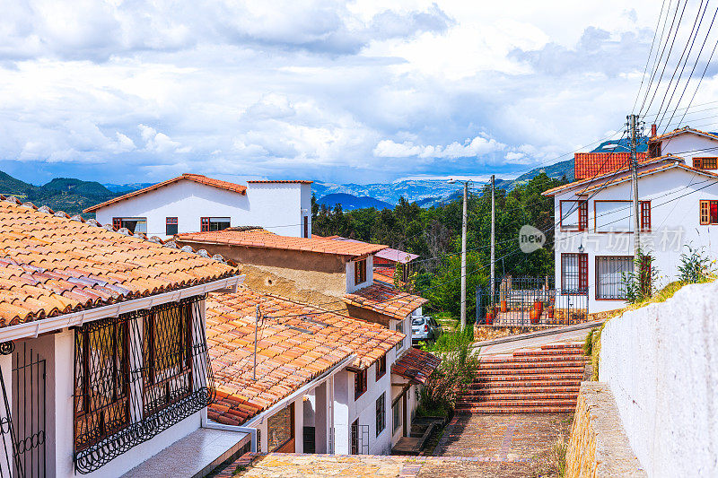 哥伦比亚瓜塔维塔——俯瞰安第斯小镇陡峭的街道。房屋只能通过视野中的台阶进入。