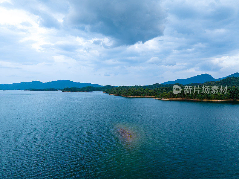 从空中俯瞰蓝色的大海