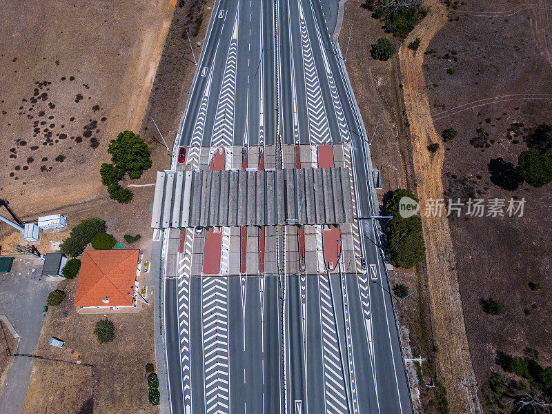 葡萄牙南部收费区的高速公路上空的航拍图像