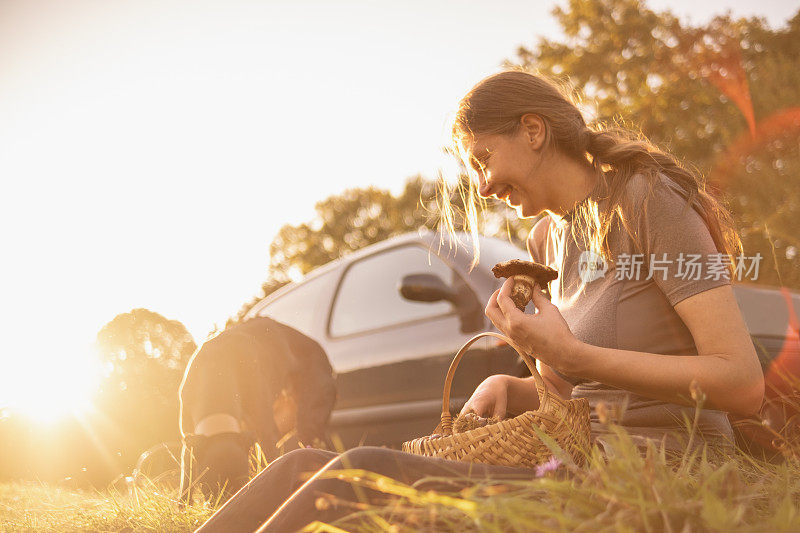 在树林里度过快乐的秋天周末