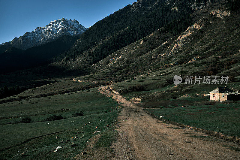 土山公路通往白雪皑皑的山峰