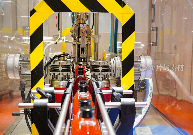 工业工厂中红色饮料的制造、装瓶和贴标过程的自动化