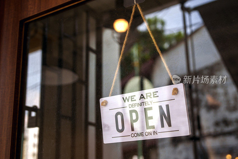 挂在餐厅门上的开放标志的特写，代表食品和饮料的建立概念