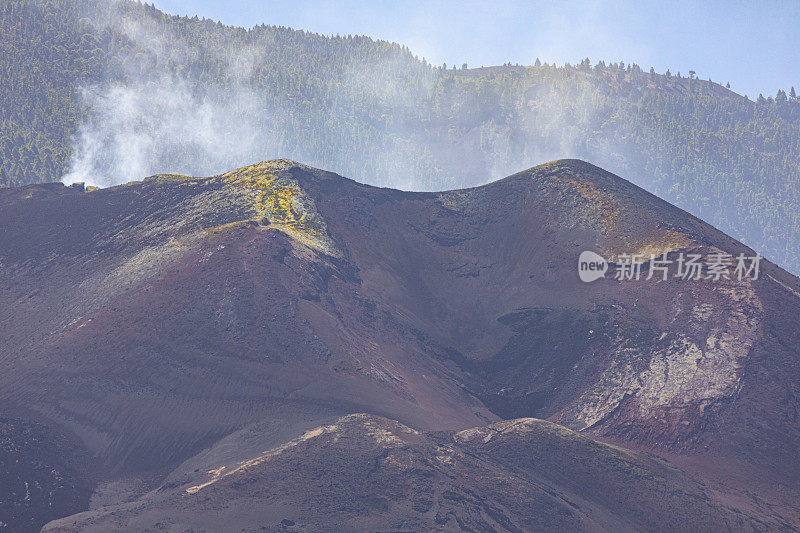 康伯雷别哈火山。火山气体从火山口喷出。