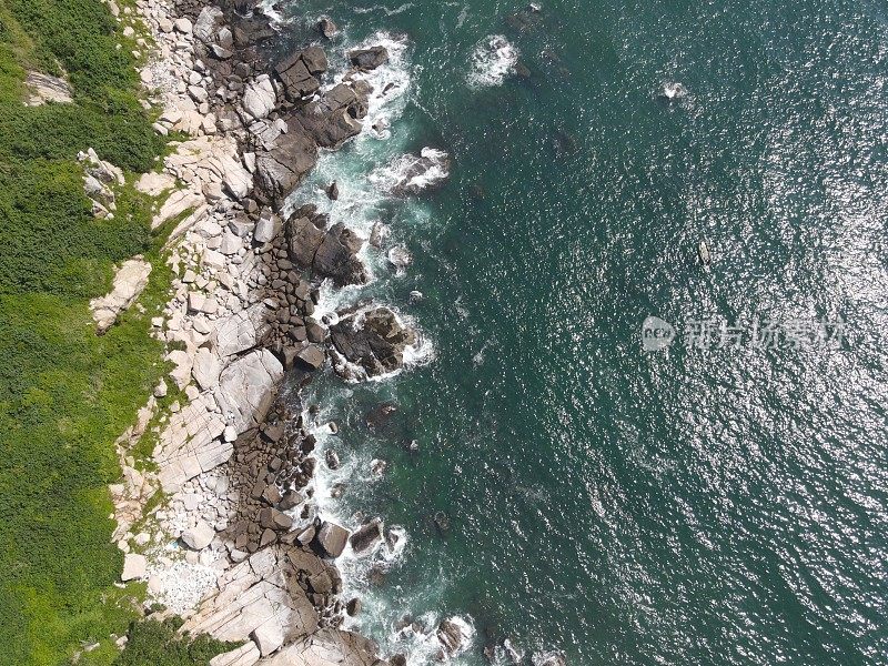 海浪涌向中国广东岛上的岩石海滩