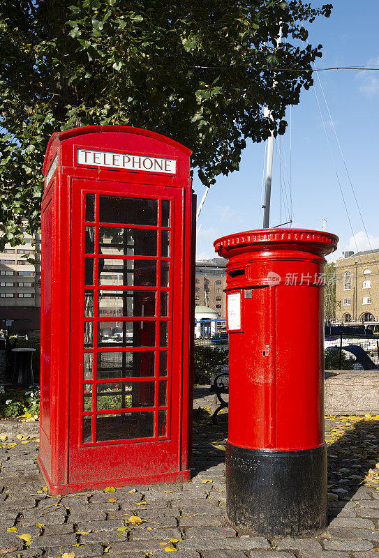 英国伦敦传统的红色电话亭和邮筒
