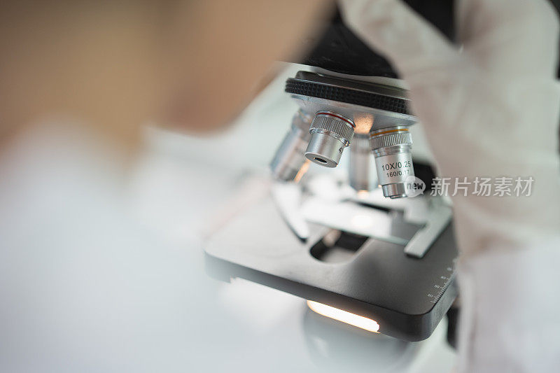 科学家或皮肤科医生在实验室测试有机天然产品，研究和开发美容护肤品和面霜或血清概念，显微镜和科学设备