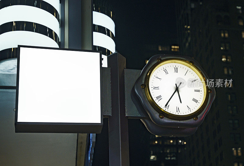 复古风格的城市招牌模型与街道时钟，夜间拍摄，曼哈顿中城，纽约