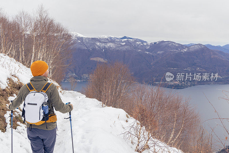 一名男性徒步旅行者在被大自然环绕的群山中漫步