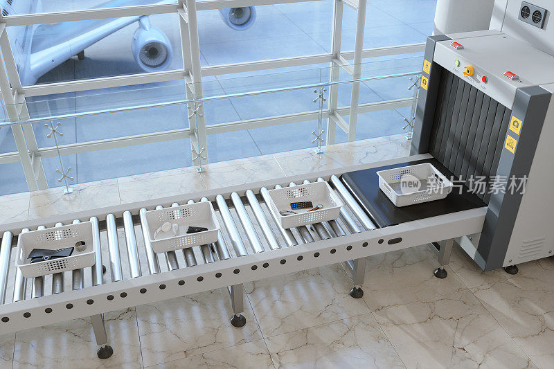 机场安检传送带上的个人物品托盘的高角度视图