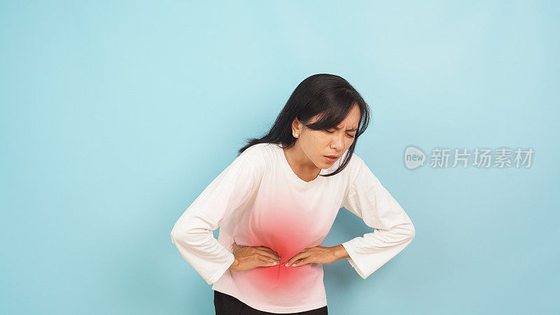 患有严重胃痉挛的女性疼痛加重，浅蓝色背景