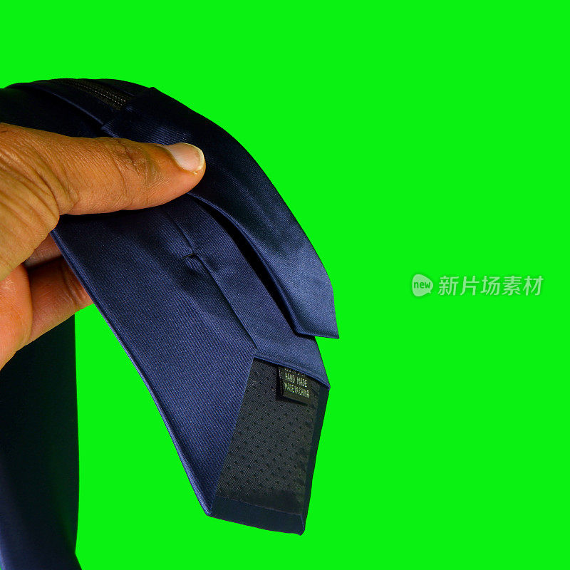 绿色背景下牵手的领带特写，绿色屏幕下牵手的领带