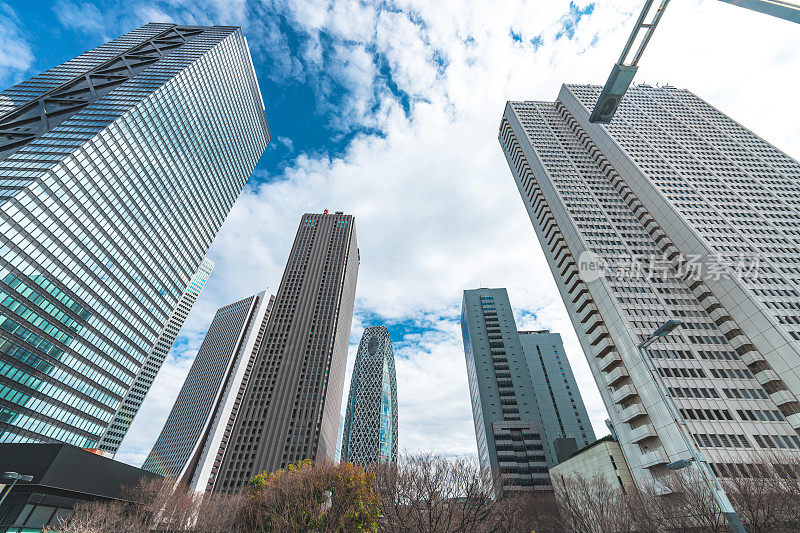 高楼大厦和蓝天——日本东京新宿