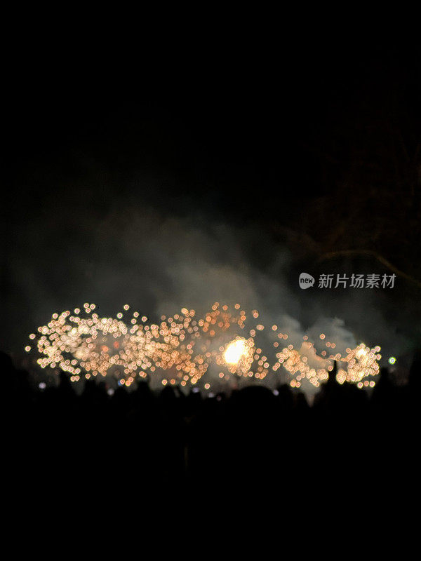 篝火节(在篝火节中，一群人会打扮成魔鬼并点燃烟花):火的节日。