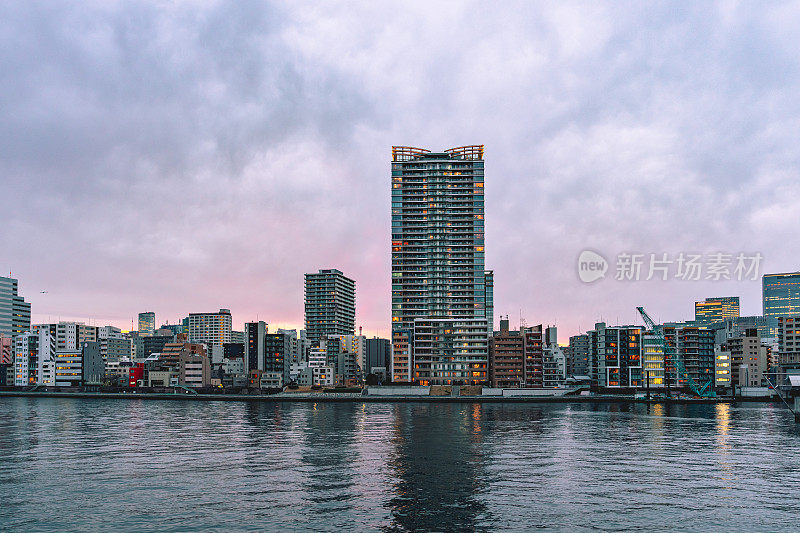 东京的隅田河和高楼大厦