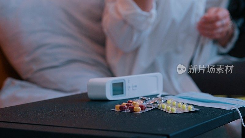 药品和体温计放在床头柜上