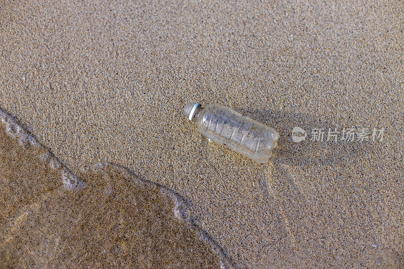 海滩上的塑料瓶污染