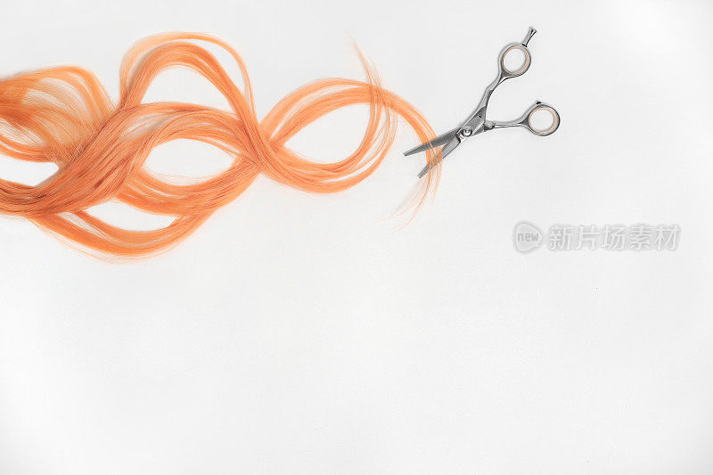 在白色的背景和复制空间上用剪刀剪出一片波浪状的桃子绒毛。