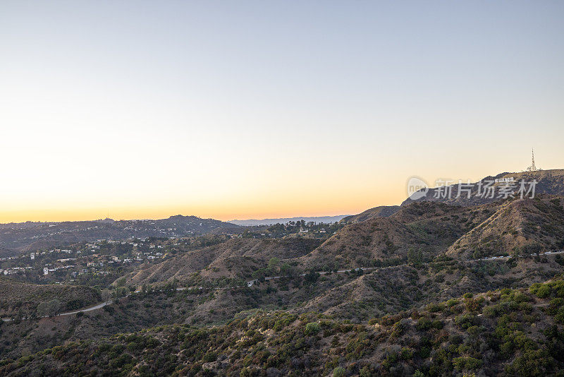 日落时从高处俯瞰的洛杉矶市景