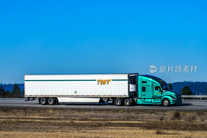 在90号州际公路上东行的TWT卡车上有一辆冷藏拖车。