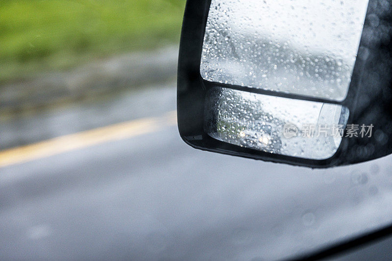 送货卡车后视镜雨天驾驶员视角