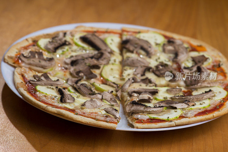 蔬菜披萨，无麸质基底，煎番茄，蘑菇，西葫芦和奶酪，用牛至调味。自制的概念，