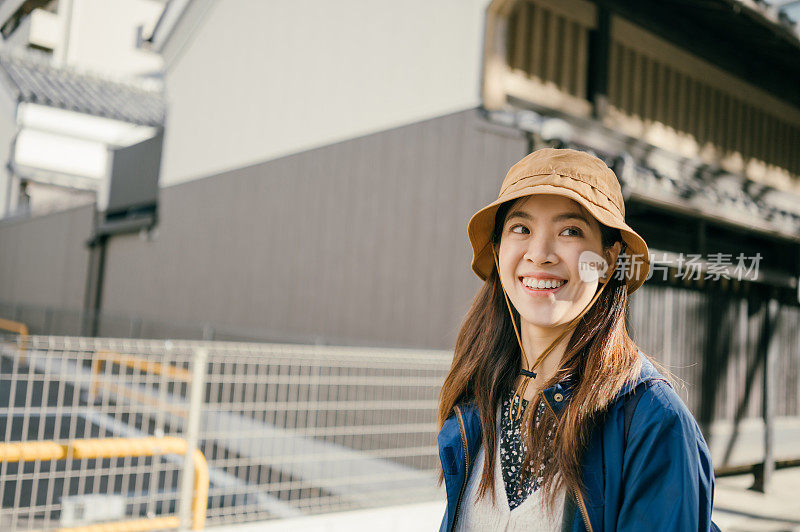 快乐的亚洲游客Z世代旅行假期探索沿着大阪街道散步，享受城市生活和老城日本文化