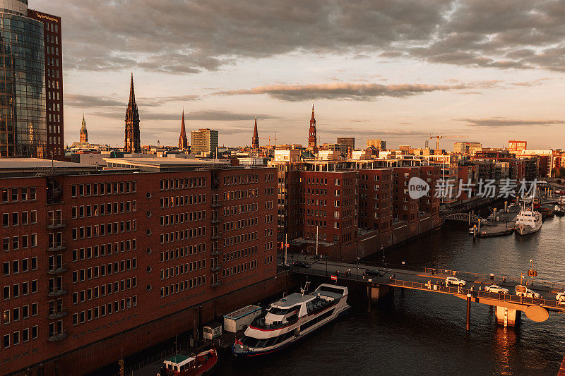 汉堡港城区的Speicherstadt。德国风景，德国旅行摄影。易北河与商业码头的照片。夕阳和天空，傍晚的好天气。港口的船只和建筑。