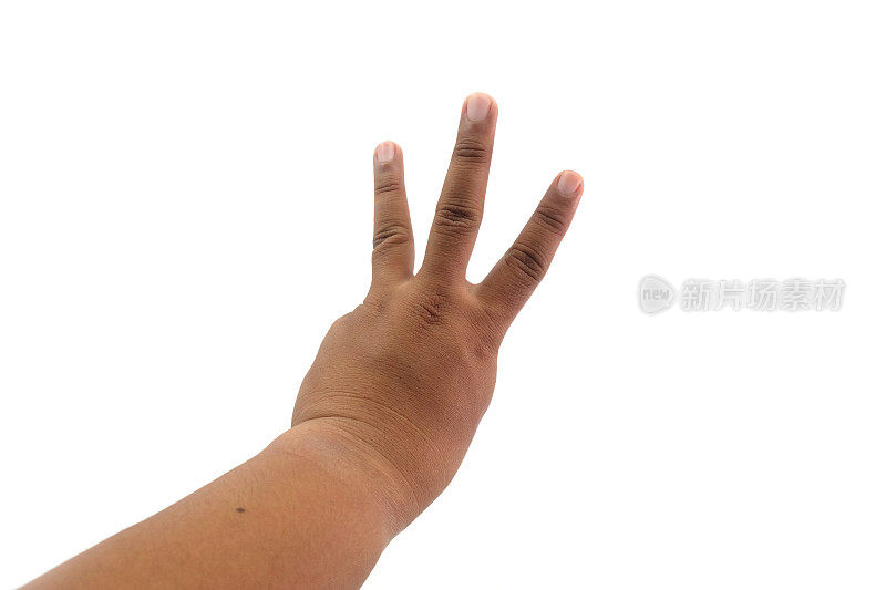 亚洲年轻人的手在孤立的白色背景上显示手指数3，显示三个手指