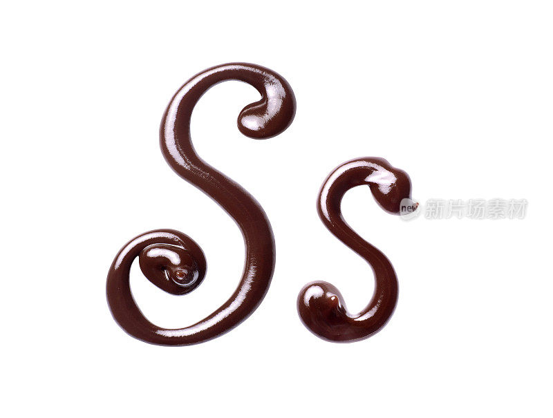 由融化的巧克力制成的拉丁字母的大小字母S，孤立在白色的背景上