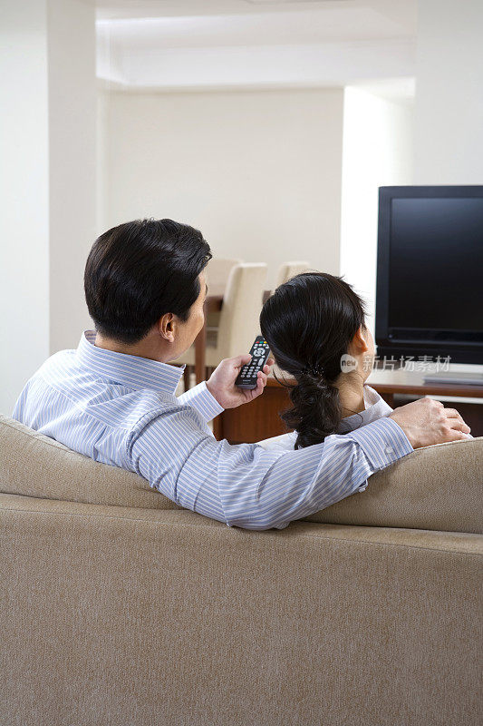 年轻夫妇看电视