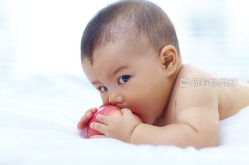 小男孩在吃苹果