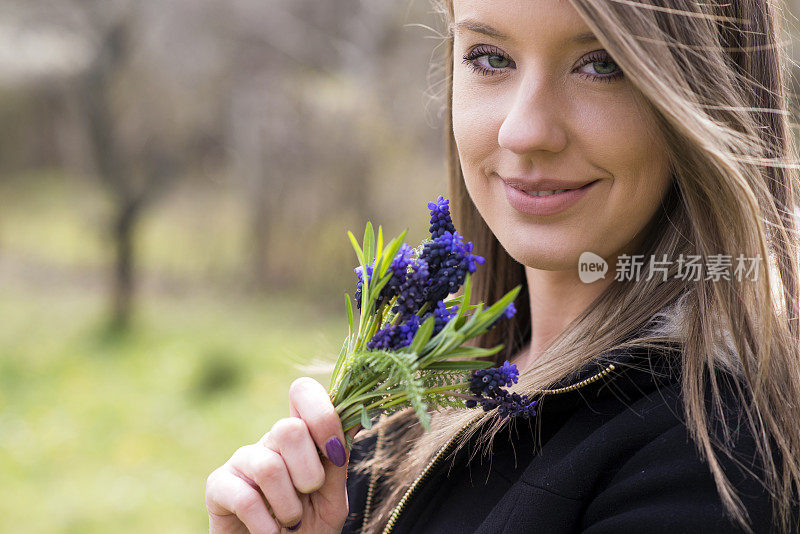 带着花的漂亮姑娘