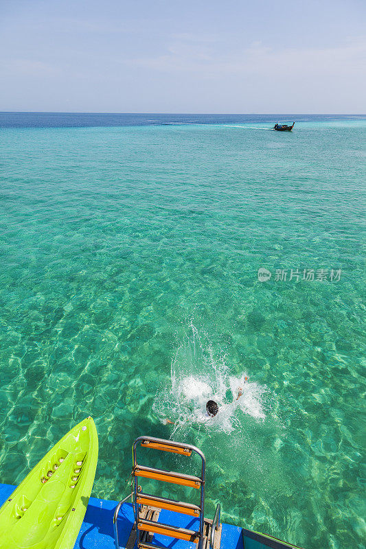 游艇停泊在海上旅行