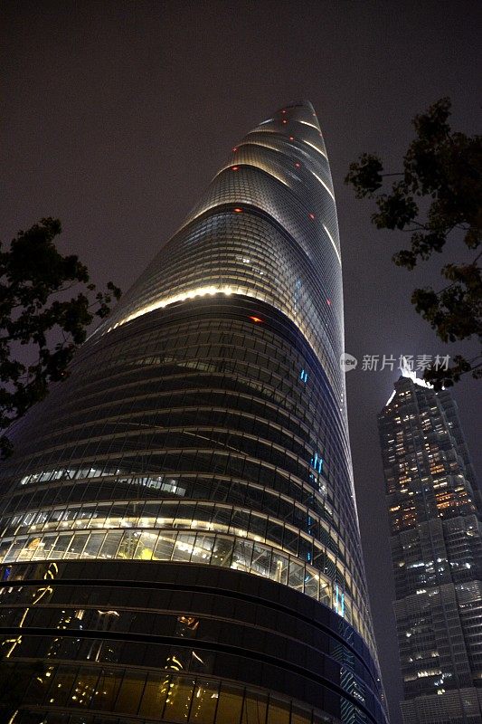 晚上的上海中心大厦，陆家嘴