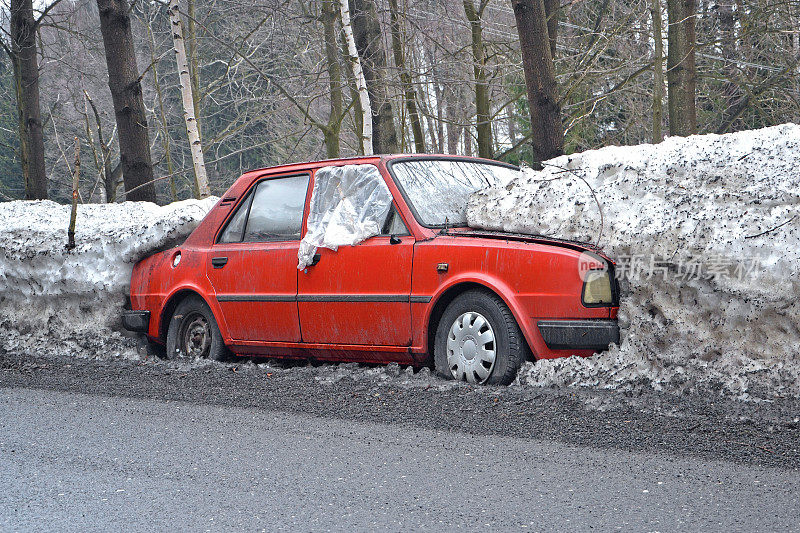 一辆老爷车在冬天的景色中死在路上