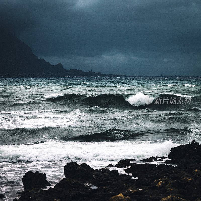 狂风暴雨的海,西西里岛。