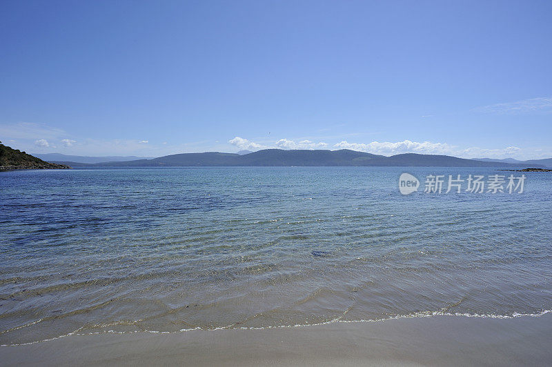 布鲁尼岛的海滩和大海，