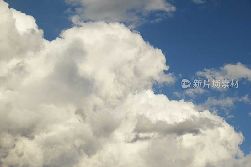 云天空蓝色的天空