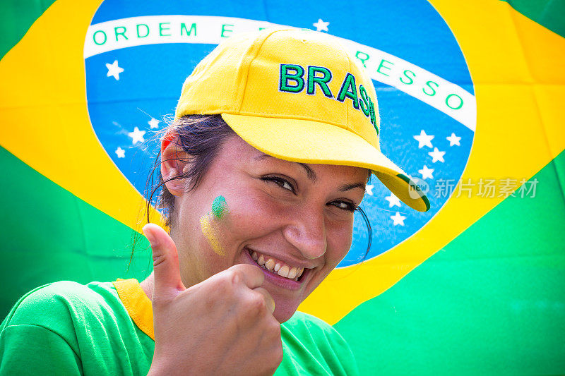 巴西足球队的漂亮女球迷，竖起大拇指
