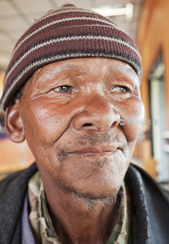 老年人非洲乞丐