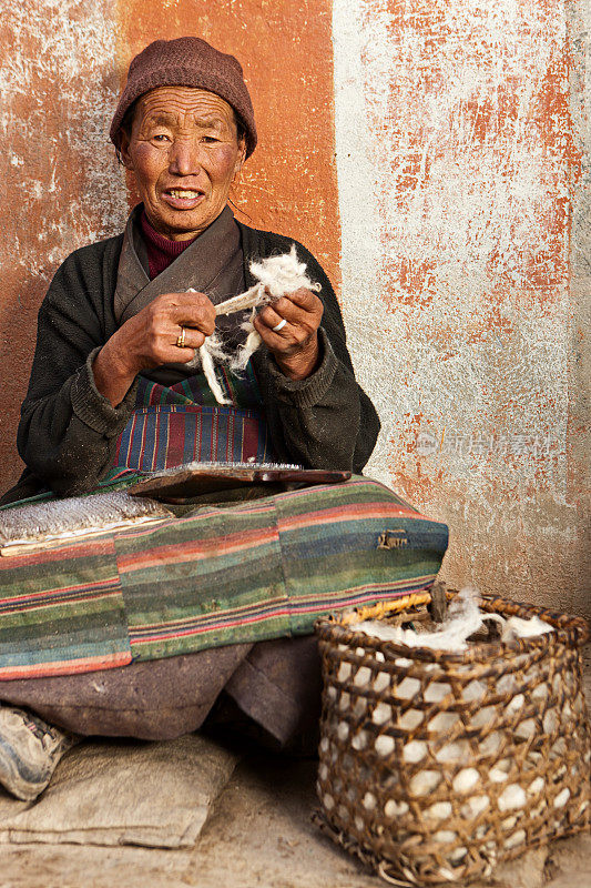梳羊毛的藏族妇女