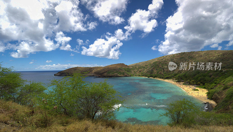 阳光明媚的一天，夏威夷的哈瑙马湾海滩和珊瑚礁