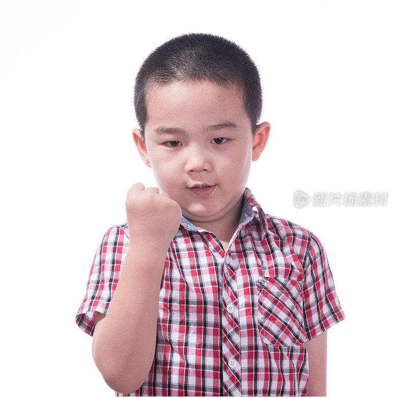 愤怒的亚洲男孩，6岁