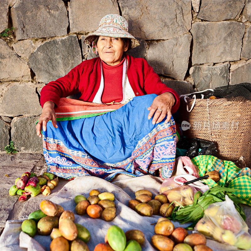 穿着民族服装的秘鲁妇女卖仙人掌水果，Chivay