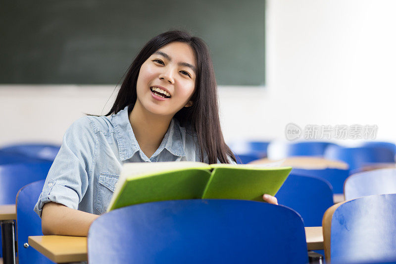 教室里的女学生